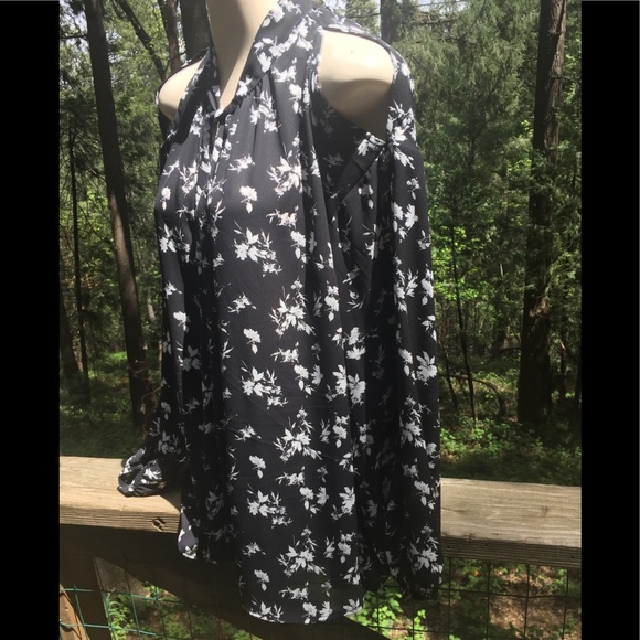 Torrid black and white floral cold shoulder blouse high neck line - Picture 9 of 10